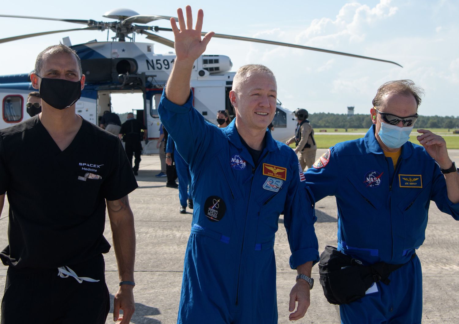 L'astronauta Douglas Harley saluta dopo essere tornato sulla Terra
