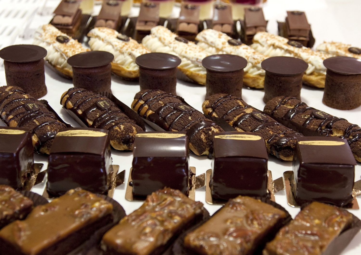 Dolci al cioccolato in pasticceria: alti livelli di glucosio inducono a mentire