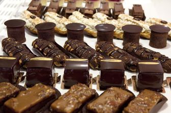 Dolci al cioccolato in pasticceria: alti livelli di glucosio inducono a mentire