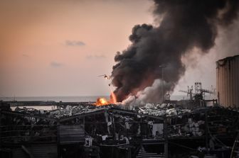 Un elicottero spegne le fiamme al porto di Beirut