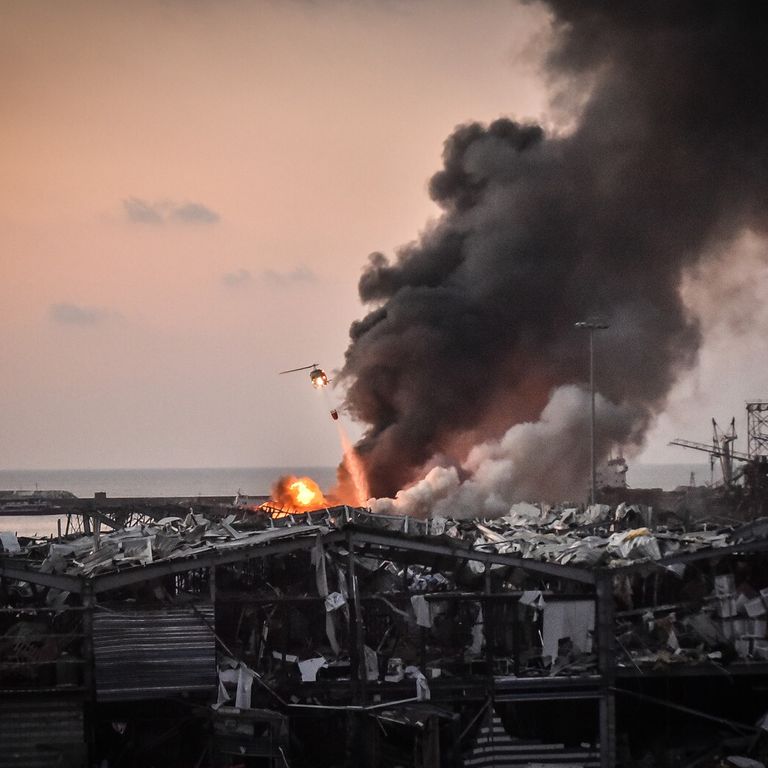 Un elicottero spegne le fiamme al porto di Beirut
