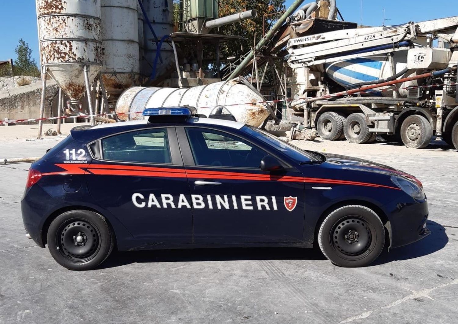 &nbsp;Dietro l'auto dei carabinieri, il silos crollato a terra costato la vita all'operaio nel Piacentino&nbsp;