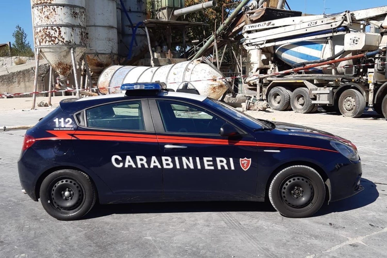 &nbsp;Dietro l'auto dei carabinieri, il silos crollato a terra costato la vita all'operaio nel Piacentino&nbsp;