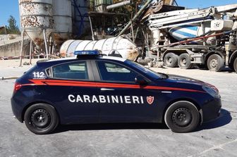 &nbsp;Dietro l'auto dei carabinieri, il silos crollato a terra costato la vita all'operaio nel Piacentino&nbsp;