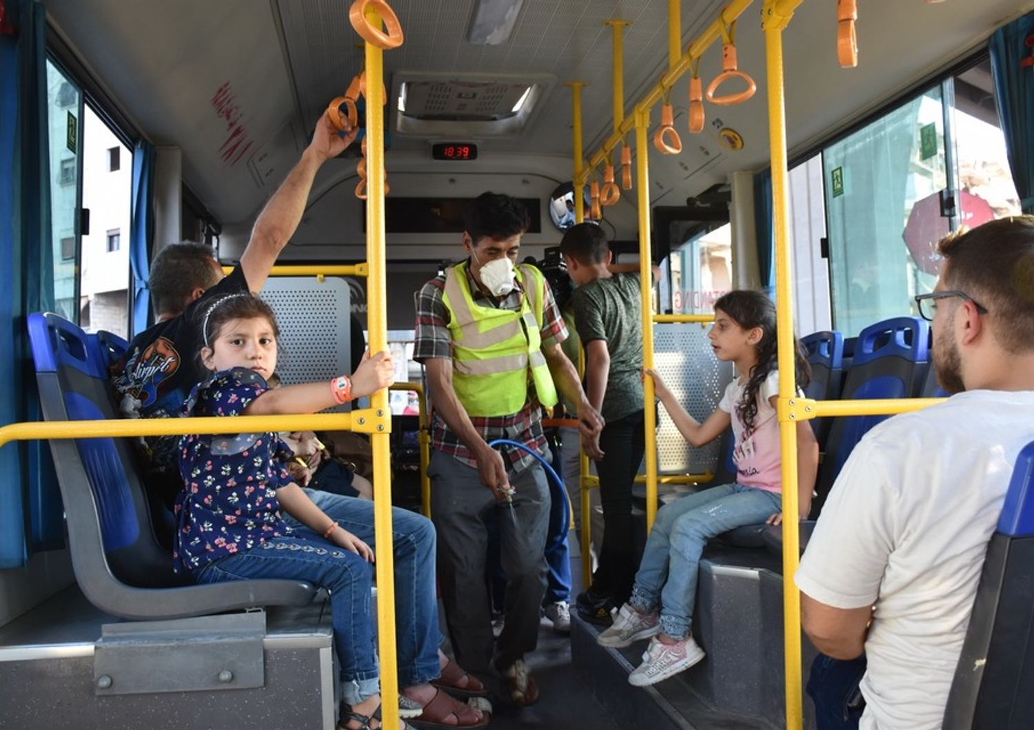 La disinfezione di un bus ad Aleppo