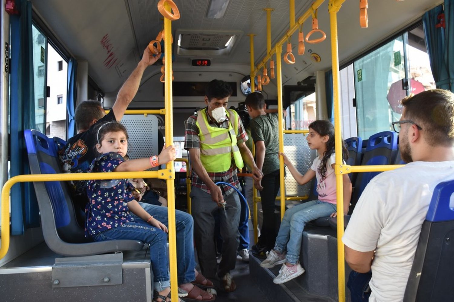 La disinfezione di un bus ad Aleppo
