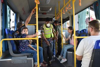 La disinfezione di un bus ad Aleppo