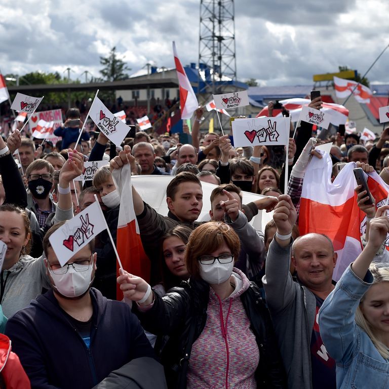 &nbsp;Sostenitori della candidata d'opposizione, Svetlana Tikhanovskaya, partecipano a un suo comizio nella citt&agrave; di Maladzechna.
