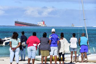 Abitanti dell'isola di Mauritius guardano la nave giapponese Wakashiu incagliata