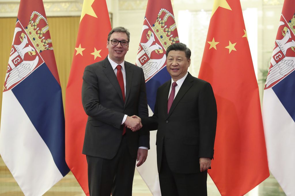 Il presidente serbo Aleksandar Vucic e il presidente cinese Xi Jinping