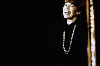 Franca Valeri durante uno spettacolo teatrale a Roma nel 1990