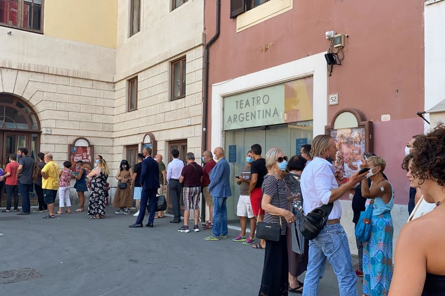 Teatro Argentina, gente in coda per l'ultimo saluto a Franca Valeri