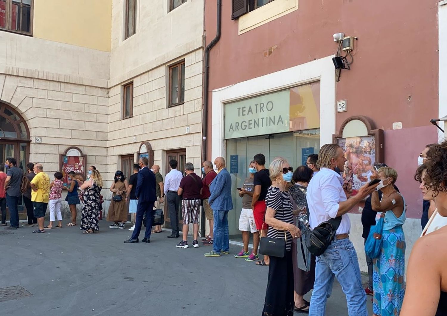 Teatro Argentina, gente in coda per l'ultimo saluto a Franca Valeri