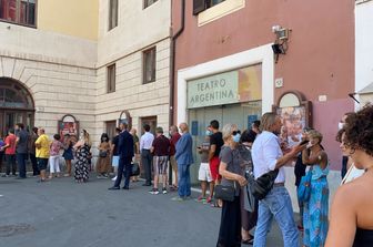 Teatro Argentina, gente in coda per l'ultimo saluto a Franca Valeri