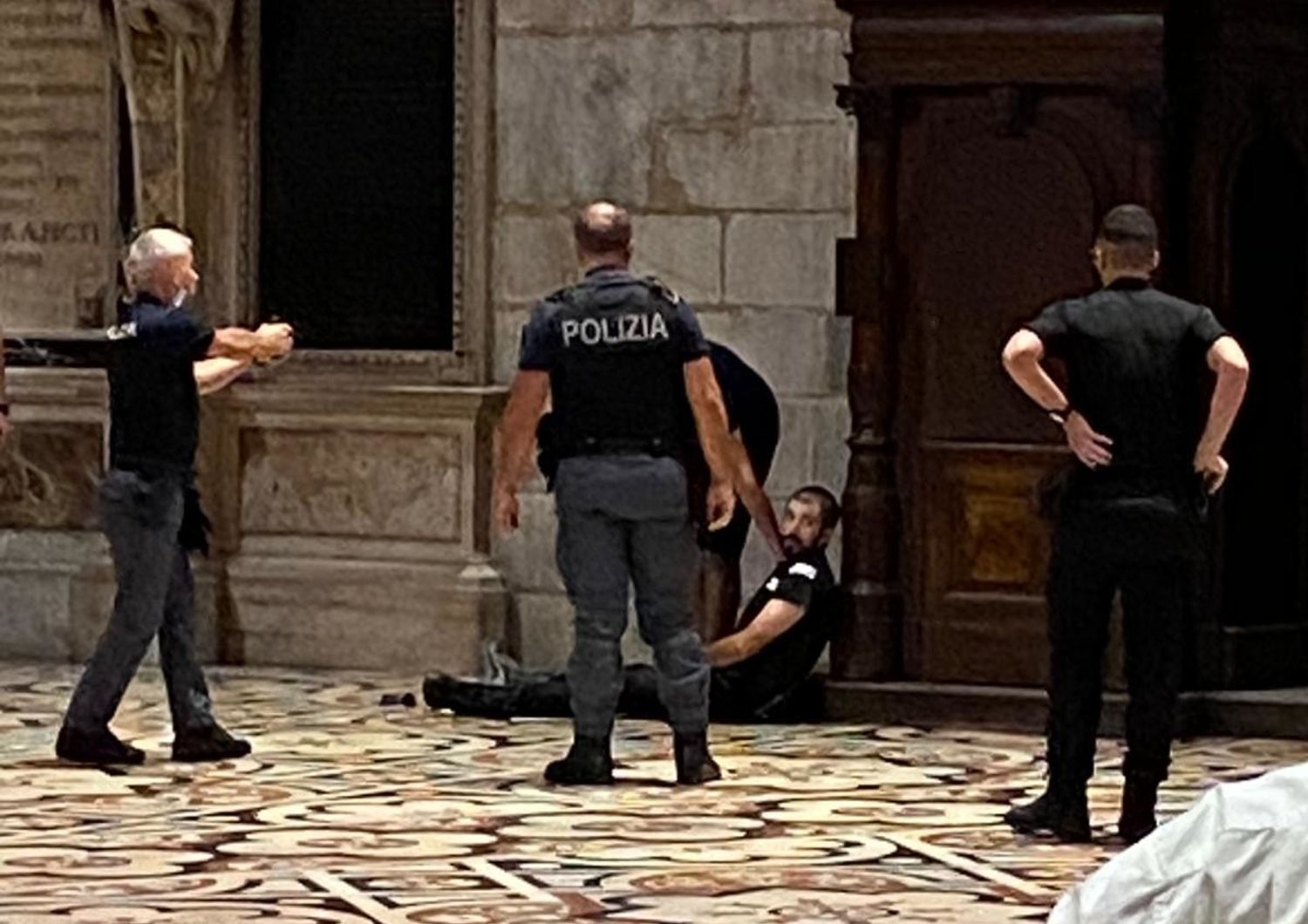 Duomo Milano ostaggio guardia giurata