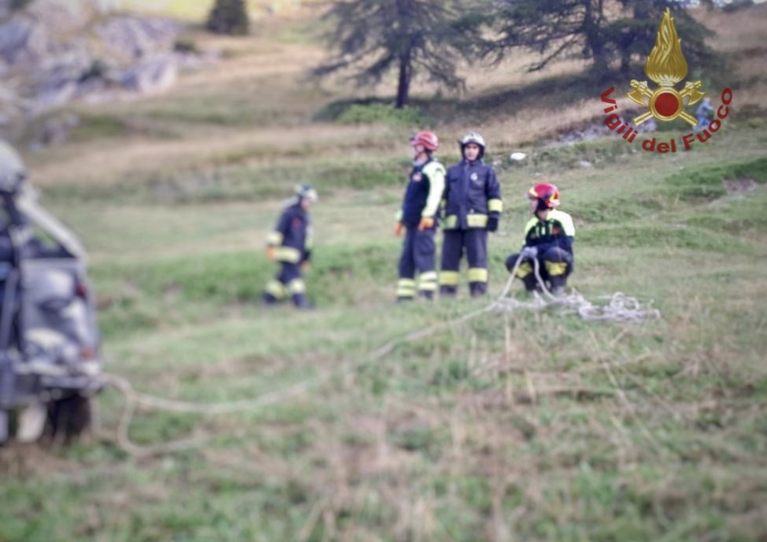 I soccorsi a Castelmagno, sul luogo dell'incidente in cui hanno perso la vita 5 giovanissimi a bordo di una Land Rover Defender