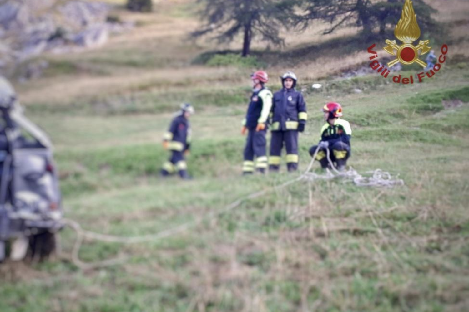 I soccorsi a Castelmagno, sul luogo dell'incidente in cui hanno perso la vita 5 giovanissimi a bordo di una Land Rover Defender