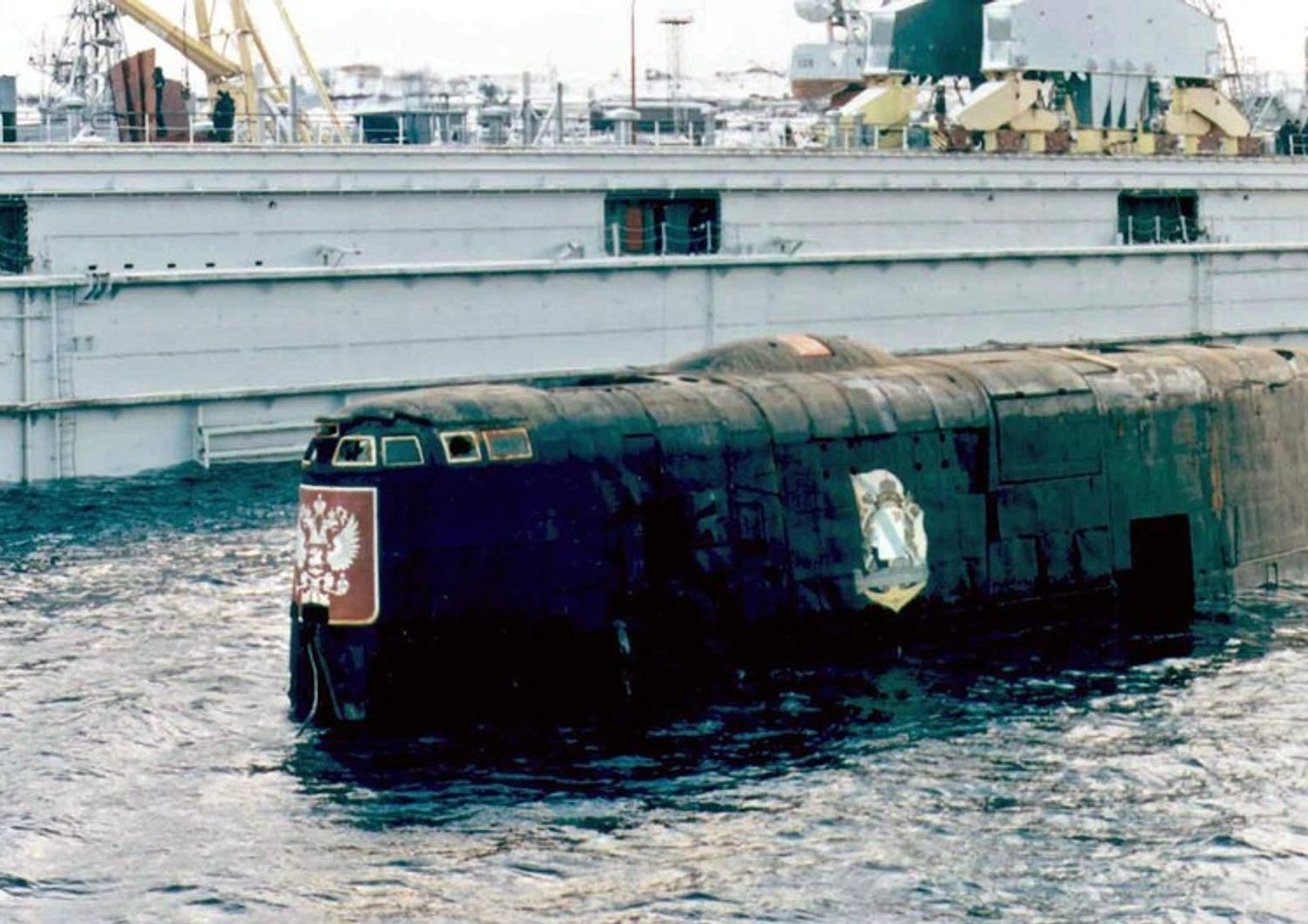 Il relitto del Kursk rimorchiato in porto dopo il recupero