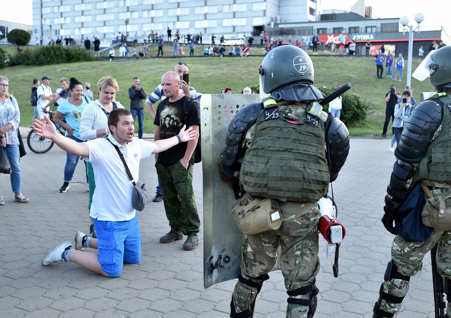 Manifestante davanti alle forze di sicurezza a Minsk, durante una protesta contro i brogli elettorali