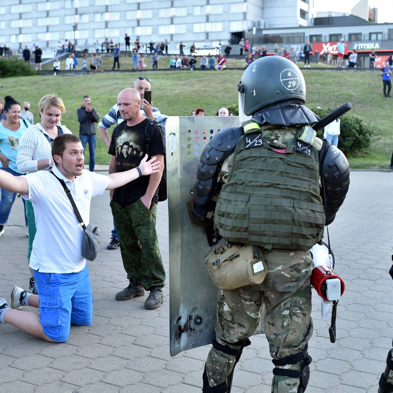 Manifestante davanti alle forze di sicurezza a Minsk, durante una protesta contro i brogli elettorali