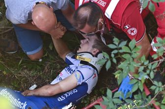 paura giro lombardia belga evenepoel vola giu ponte
