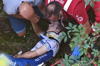 paura giro lombardia belga evenepoel vola giu ponte