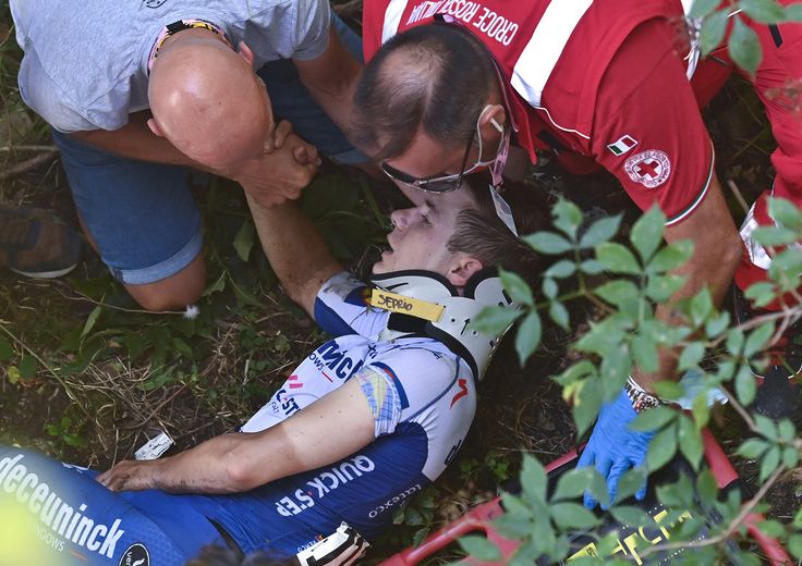 paura giro lombardia belga evenepoel vola giu ponte