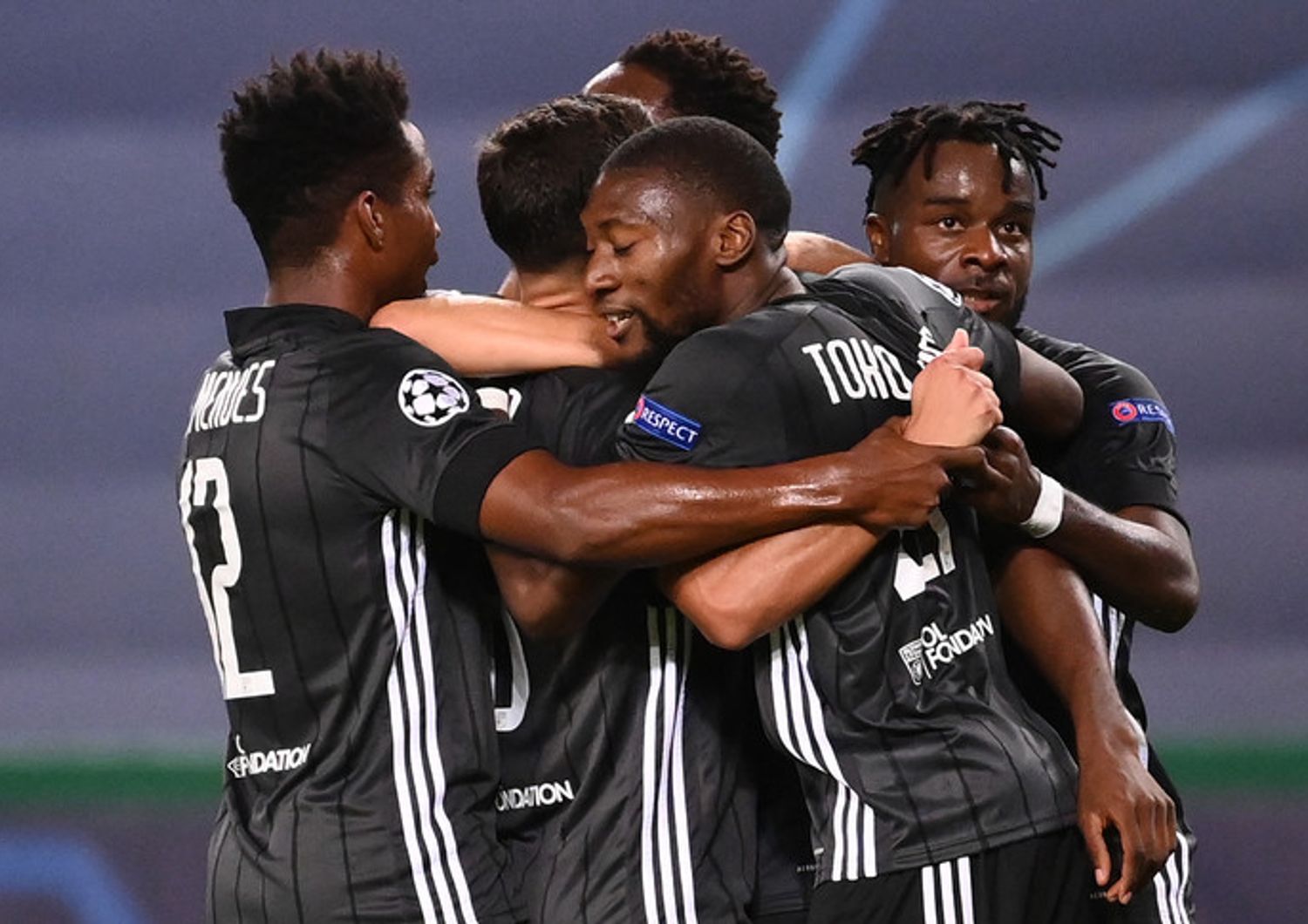 Moussa Dembele festeggiato dopo il primo gol