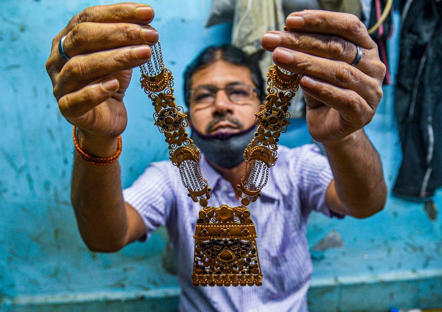 Un venditore al Zaveri Bazar