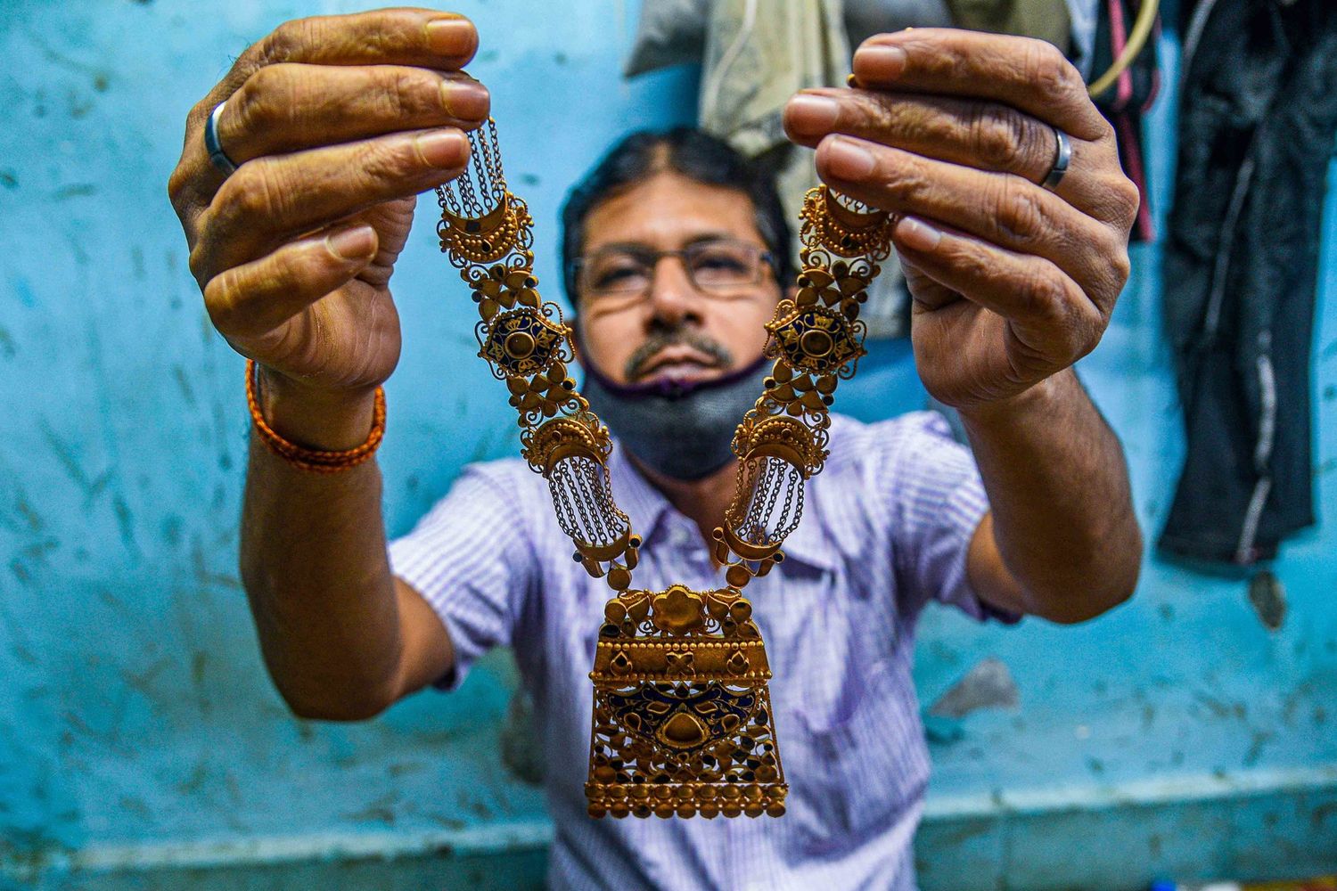 Un venditore al Zaveri Bazar