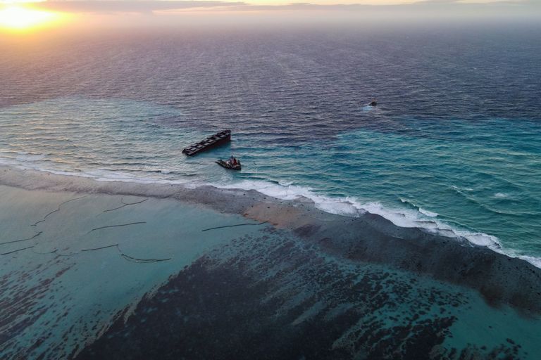 La petroliera giapponese incagliata (e spezzata) alle Mauritius