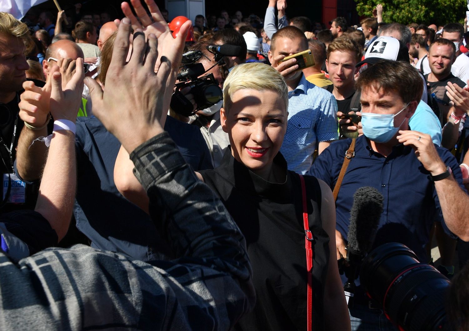 L'esponente dell'opposizione Maria Kolesnikova tra gli operai che protestano alla Mtz