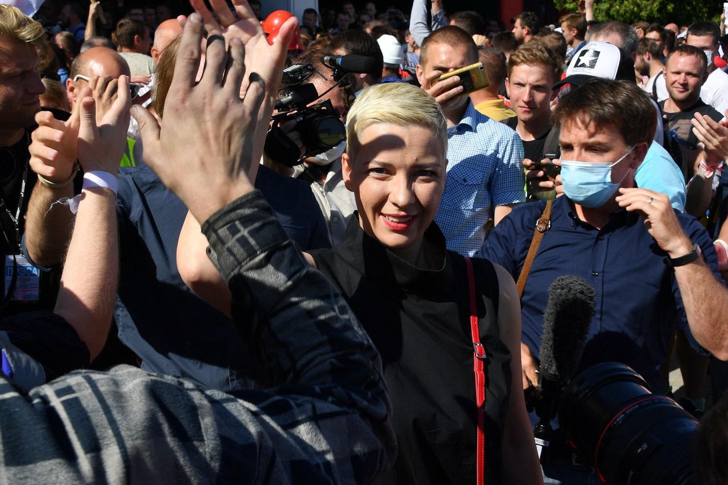 L'esponente dell'opposizione Maria Kolesnikova tra gli operai che protestano alla Mtz