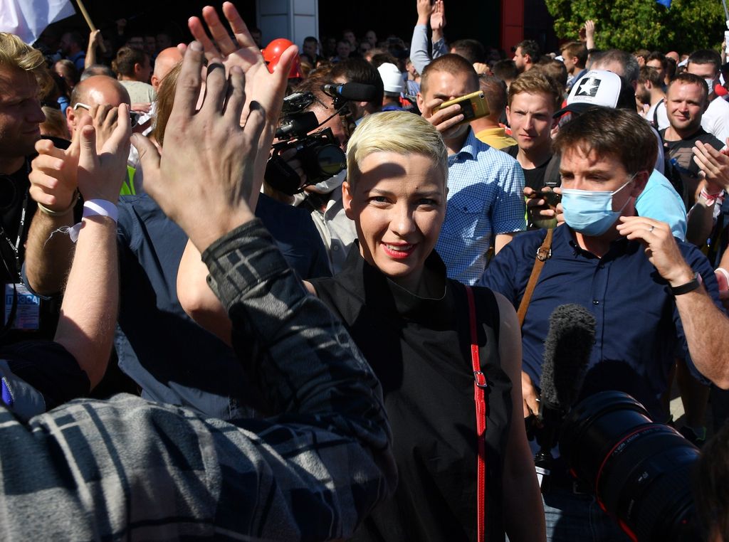 L'esponente dell'opposizione Maria Kolesnikova tra gli operai che protestano alla Mtz