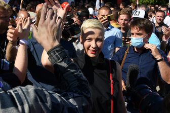 L'esponente dell'opposizione Maria Kolesnikova tra gli operai che protestano alla Mtz