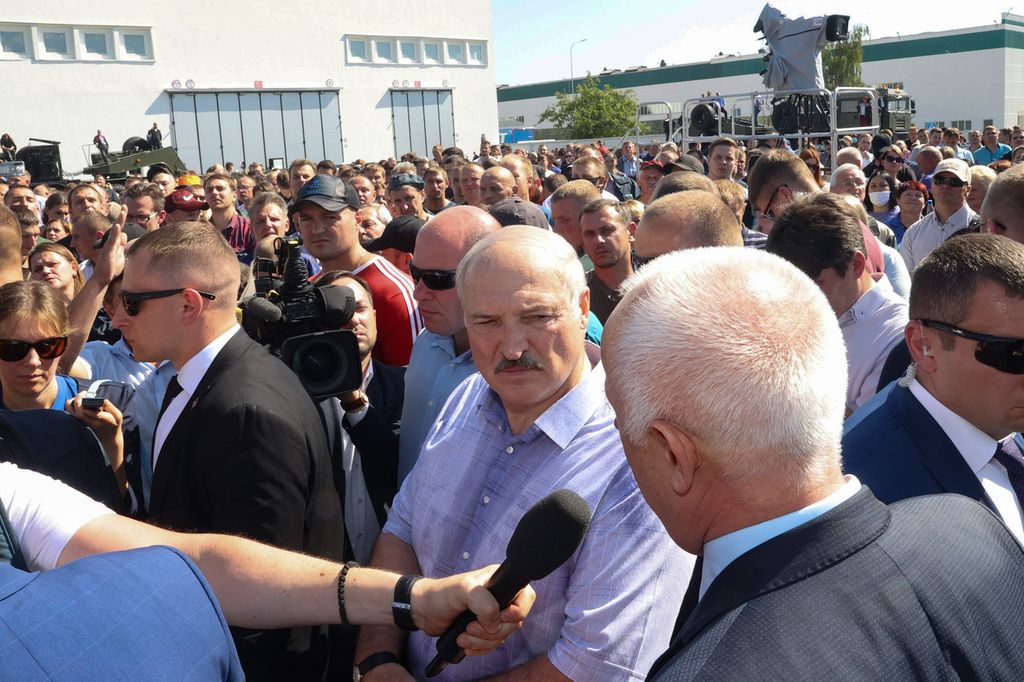 Il presidente Lukashenko a colloquio con gli operai