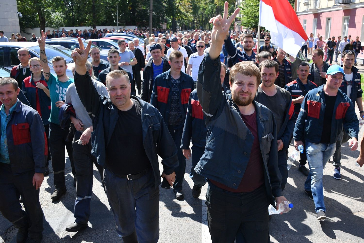 Lavoratori in sciopero alla fabbrica di trattori Mtz