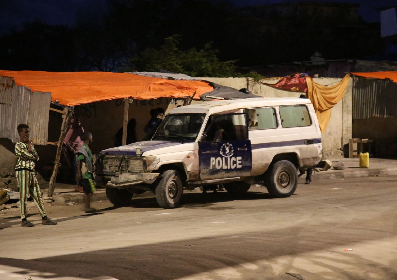 Polizia somala fuori dall'Hotel Elite di Mogadiscio