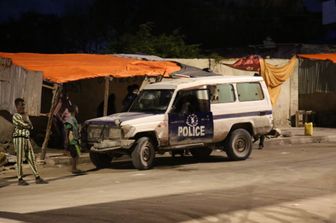 Polizia somala fuori dall'Hotel Elite di Mogadiscio