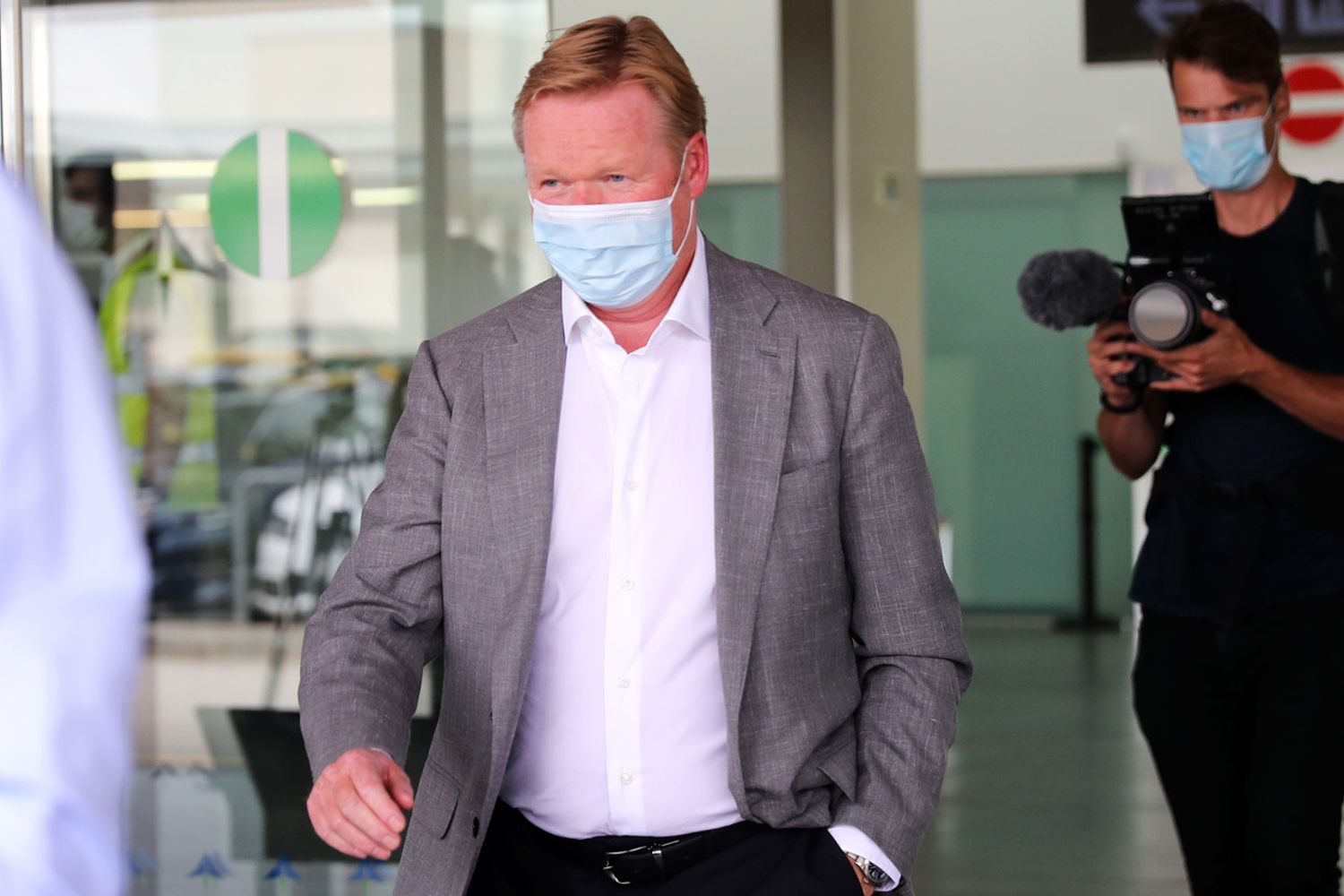 Ronald Koeman all'arrivo a Barcellona per firmare il contratto