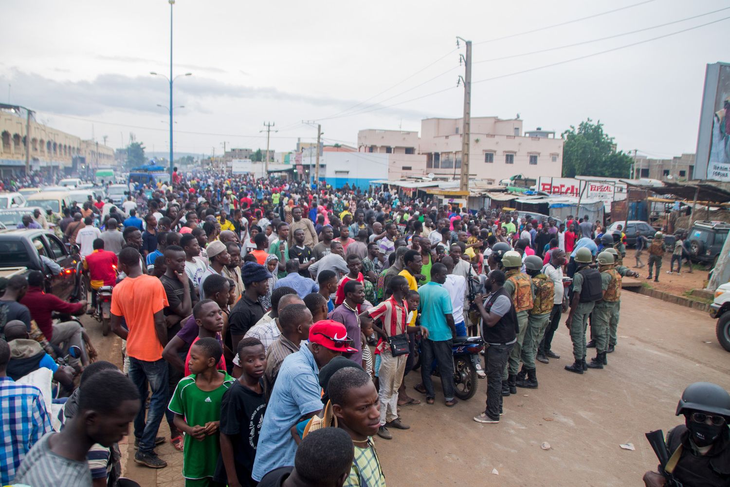 Manifestanti in piazza a Bamako durante il golpe militare