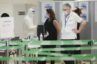 &nbsp;Tampone e mascherina in aeroporto