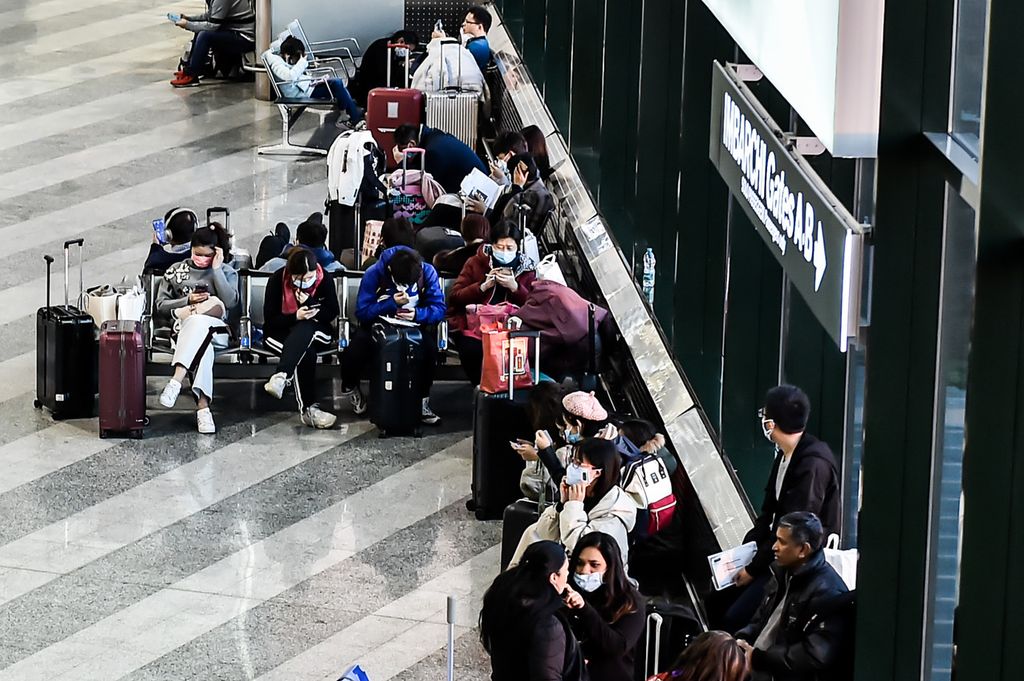In coda con la mascherina in aeroporto
