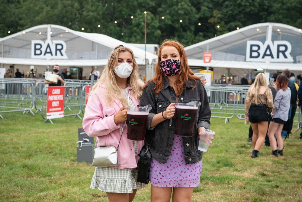 Il&nbsp;pubblico di Sam Fender con la mascherina