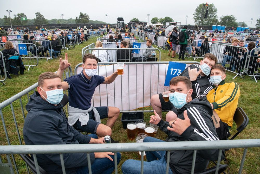 Il pubblico di Sam Fender al suo concerto, rispettando il distanziamento fisico.&nbsp;