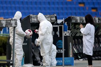 Disinfezione contro il coronavirus nello stadio di Monterey, in Messico