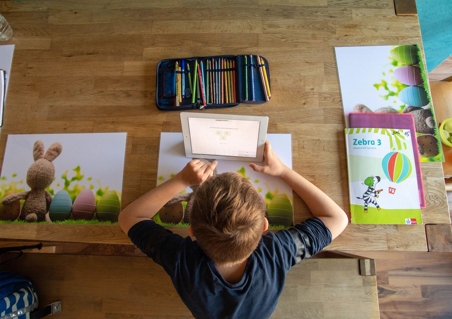 Scuola, un bambino legge un libro da iPad