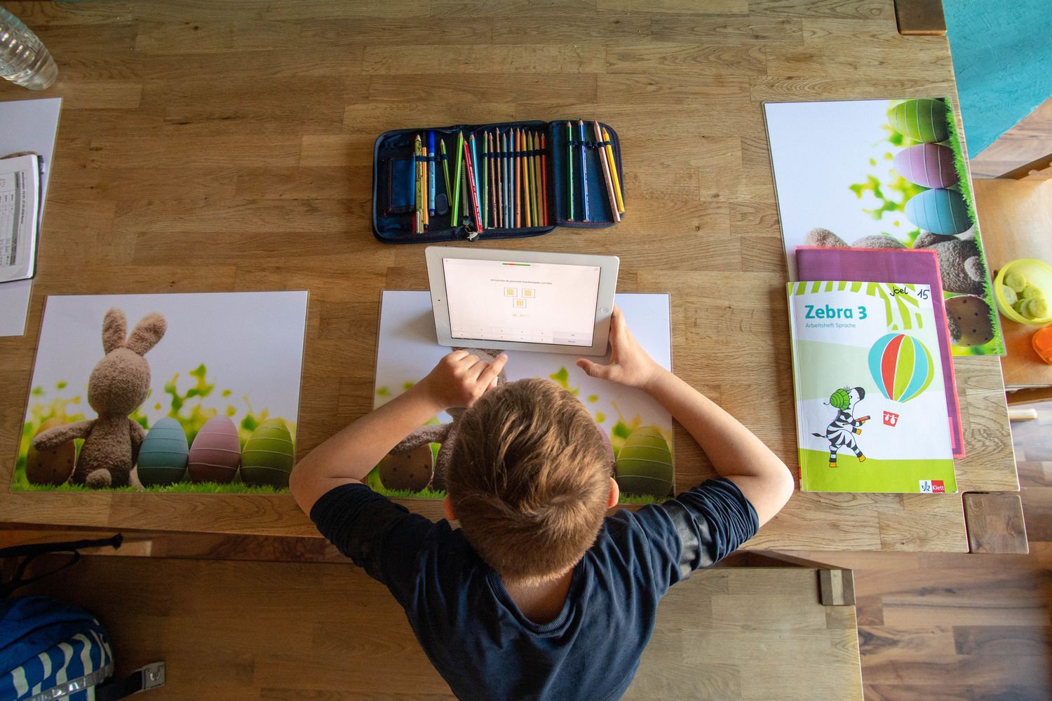 Scuola, un bambino legge un libro da iPad