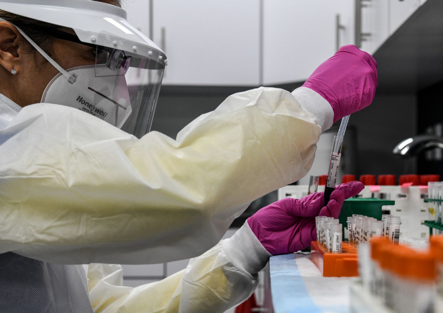 Un tecnico di laboratorio al lavoro sul plasma dei guariti al Research Center for America in Florida