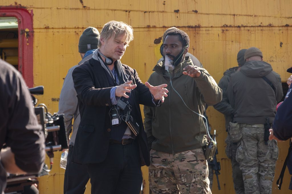 Christopher Nolan con John David Washington sul set di 'Tenet'